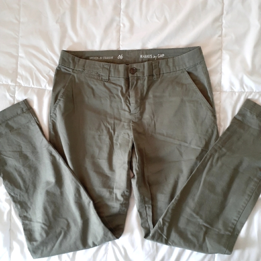 Gap Khakis Striaght Leg Size 6